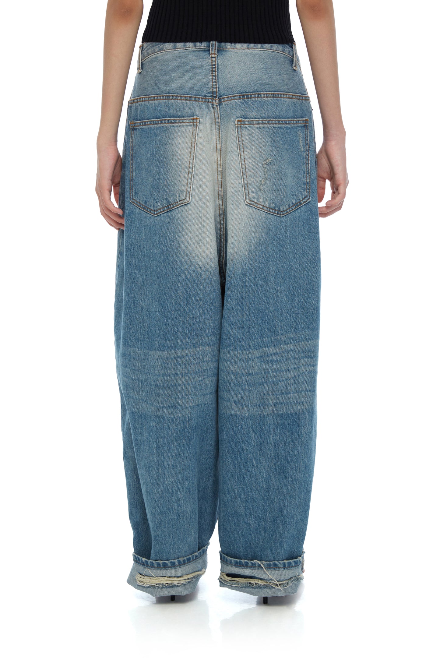 EXAGGERATED WIDE-LEG JEANS