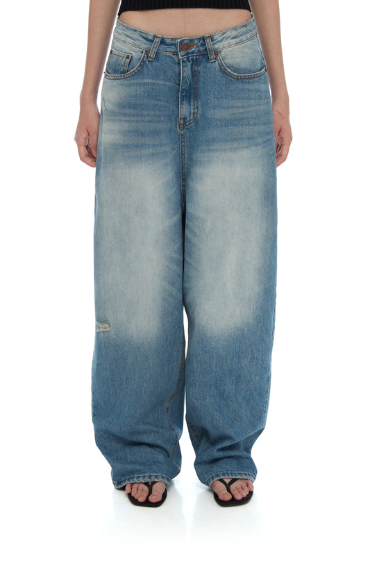 EXAGGERATED WIDE-LEG JEANS